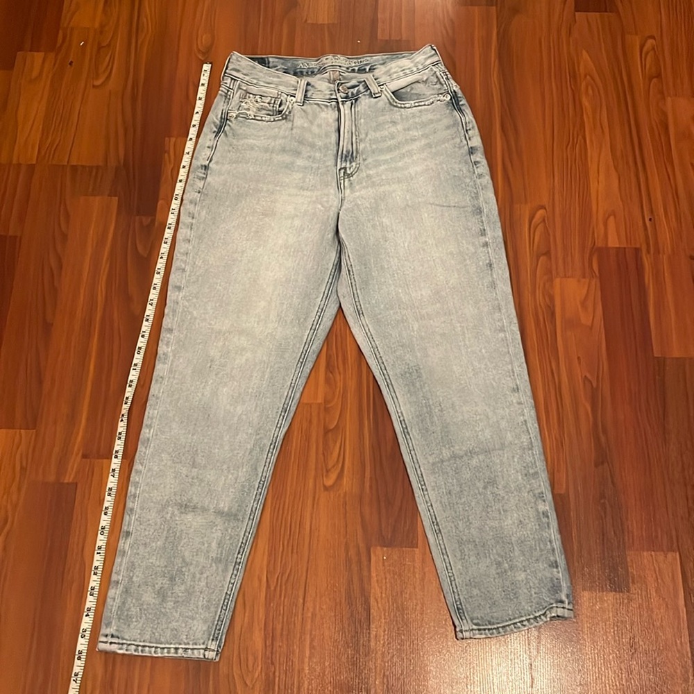 American Eagle Light Wash Jeans Size 4 SHORT! In great condition!